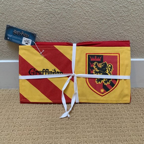 Williams Sonoma Accessories - Harry Potter Apron Williams Sonoma Gryffindor NWT